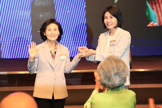 (서울=뉴스1) = 이재명 더불어민주당 대통령 후보의 부인 김혜경(오른쪽) 여사와 김문수 국민의힘 대통령 후보의 부인 설난영 여사가 지난 12일 서울 중구 신라호텔에서 열린 중앙신도회 창립 70주년 기념식에 참석해 
