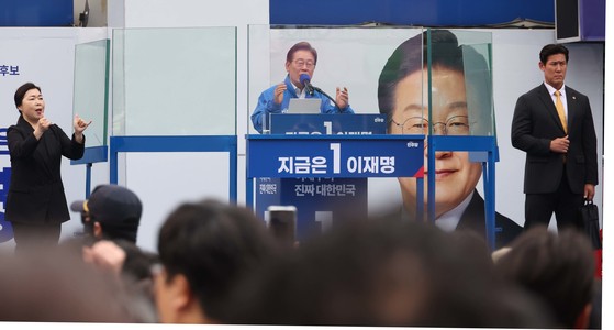 이재명 기자 = 이재명 더불어민주당 대선 후보가 24일 경기 시흥 배곧아브뉴프랑 센트럴광장에서 열린 유세에서 시민들에게 지지를 호소하고 있다. 뉴스1