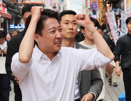 수원역 로데오거리 찾은 이준석 후보. 수원=연합뉴스