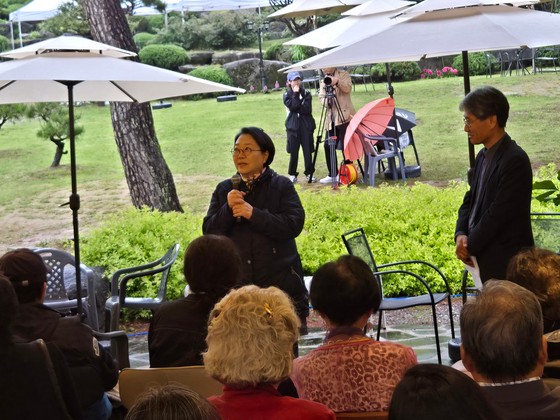 24일 열린 배우 박정자의 '사전장례식 전야제'에서 배우 양희경이 박정자와의 추억을 이야기하고 있다. 이지영 기자