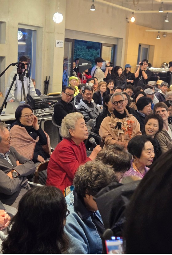 24일 열린 배우 박정자의 '사전장례식 전야제'에서 배우 강부자가 박정자와의 추억을 이야기하고 있다. 이지영 기자
