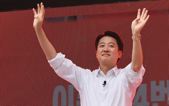 개혁신당 이준석 대선 후보가 24일 경기도 수원시 팔달구 수원역 로데오거리에서 시민들에게 인사하고 있다. 연합뉴스