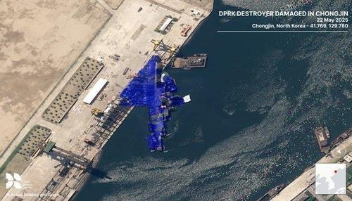 진수 사고 후 위장막으로 덮인 북한 5천t급 구축함의 위성사진. 사진 영국 싱크탱크 오픈소스센터 엑스 캡처