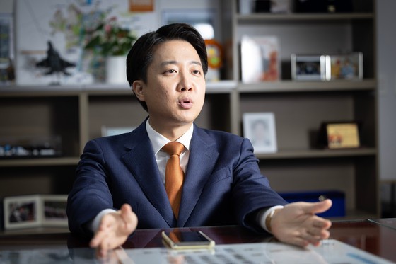 이준석 개혁신당 대통령 후보가 26일 서울 여의도 국회 의원회관에서 중앙일보와 인터뷰를 하고 있다. 이날 이 후보는 "김문수 국민의힘 대선후보와 단일화 하지 않을것"이라고 말했다. 전민규 기자. 