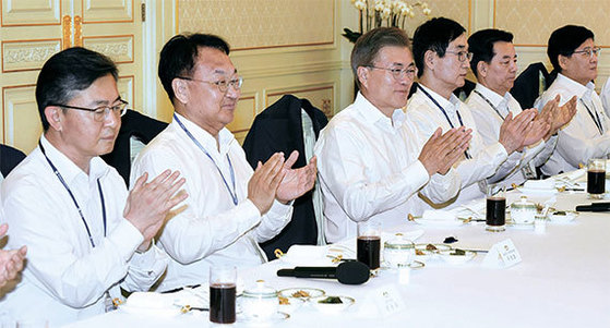 2017년 5월 문재인 당시 대통령이 박근혜 정부에서 임명된 국무위원들과 간담회를 열었던 모습. 당시 문 전 대통령은 여러분은 엄연한 문재인 정부의 장관”이라며 “정권이 바뀌기는 했지만 단절되어서는 안 된다”고 말했