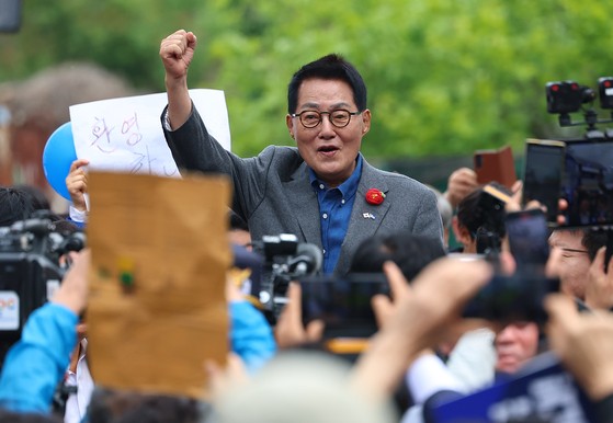 더불어민주당 박지원 공동선거대책위원장이 11일 전남 화순군 화순읍에서 열린 남도문화벨트 골목골목 경청투어에 참석해 이재명 대선 후보 지지 연설을 하고 있다. 연합뉴스