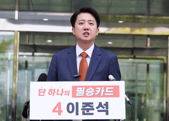 <b>이준석</b> "계엄 세력과 단일화 없다"…독한 말로 김문수 사퇴 압박