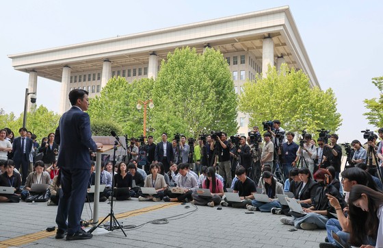 이준석 개혁신당 대선 후보가 27일 오후 서울 여의도 국회 소통관 앞에서 기자회견을 하고 있다. 임현동 기자