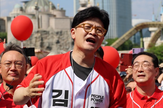 국민의힘 한동훈 전 대표가 25일 서울 송파구 일대에서 김문수 대선 후보 지원유세에 나서고 있다. 연합뉴스