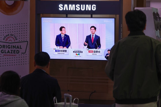 김문수 "유죄 땐 대통령 하는 게 맞나" <b>이재명</b> "증거 없는 <b>조작 기소</b>"