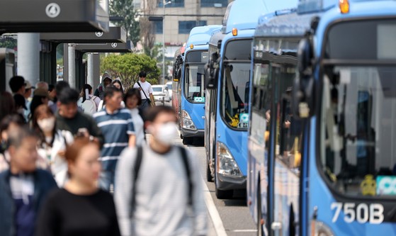 서울시버스노동조합의 총파업 예고일을 하루 앞둔 27일 서울 중구 서울역 버스환승센터에서 시민들이 버스를 이용하고 있다. 뉴스1