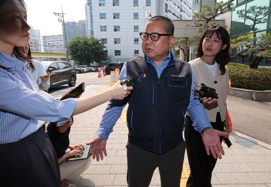 고충욱 서울시버스노동조합 태진운수지부 위원장이 27일 서울시버스운송사업조합과의 임금 협상 교섭에 참석해 취재진 질문을 받고 있다. [뉴스1]