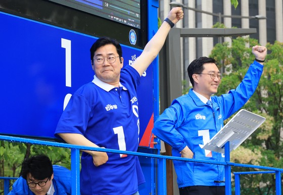 더불어민주당 상임총괄선대위원장인 박찬대 원내대표가 16일 서울 영등포구 여의도에서 열린 집중유세에서 이재명 후보를 홍보하며 춤을 추고 있다. 연합뉴스 