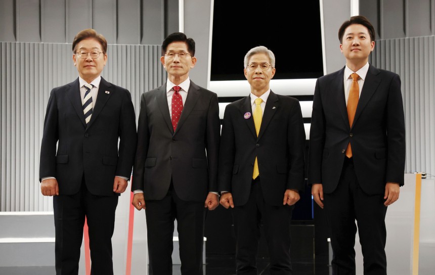 지난 23일 서울 영등포구 KBS본관 스튜디오에서 열린 중앙선거방송토론위원회 주관 제21대 대통령선거 2차 후보자토론회 시작에 앞서 각 정당 대선 후보들이 기념촬영을 하고 있다. 국회사진기자단