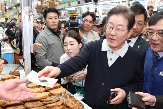 전통시장에서 지역화폐를 사용하는 이재명 더불어민주당 대선 후보. 연합뉴스