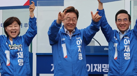 더불어민주당 이재명 대선후보가 28일 서울 광진구 능동로 어린이대공원 정문 앞에서 열린 서울 광진구?중랑구 집중유세에서 지지를 호소하고 있다.김성룡 기자
