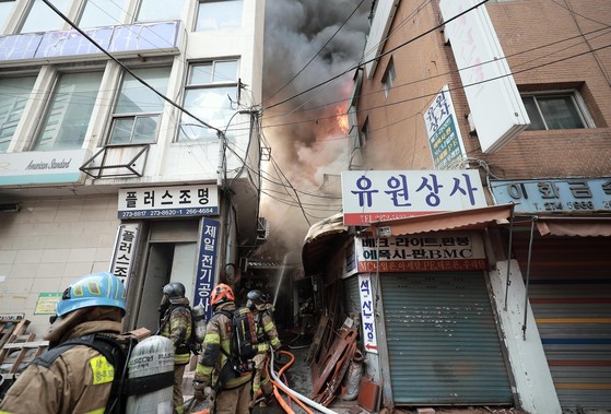 28일 오후 서울 을지로3가역 인근 노후 상가 건물에서 화재가 발생해 소방대원들이 진화작업을 하고 있다. 뉴시스