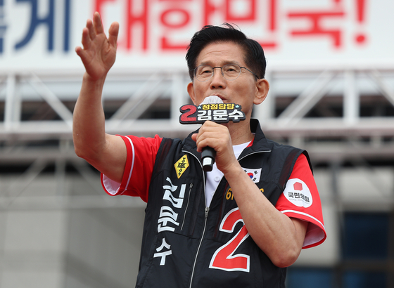 국민의힘 김문수 대선 후보가 28일 경북 영천역 광장에서 유세하고 있다. 연합뉴스