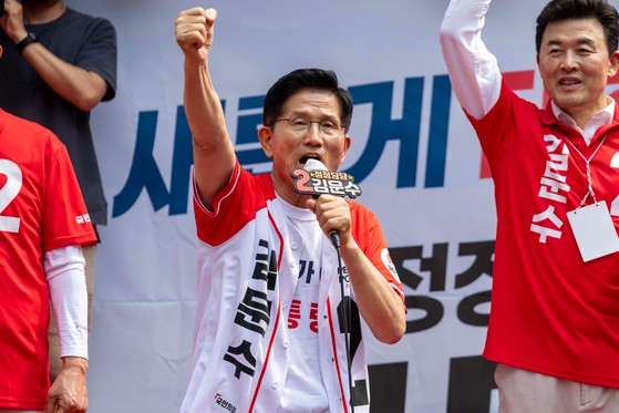 김문수 국민의힘 대선 후보가 28일 오후 경남 양산시 이마트 양산점 앞에서 열린 필승으로 이어질, 양산의 함성 유세에서 시민들에게 지지를 호소하고 있다. 임현동 기자 / 20250528
