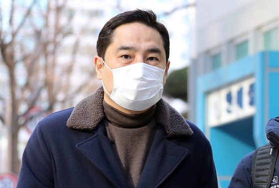 가로세로연구소 강용석 변호사가 2021년 12월 17일 오후 서울 종로구 서울지방경찰청에서 이재명 더불어민주당 대선후보의 아들 이동호 씨의 상습도박·게임산업진흥에 관한 법률 위반·국민체육진흥법 위반 혐의로 처벌해야 
