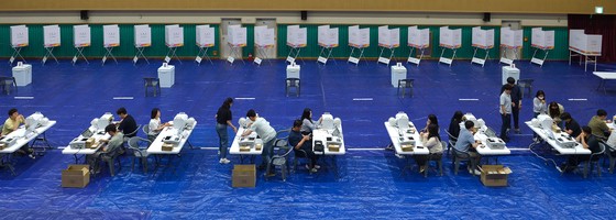제21대 대 선 사전투표를 하루 앞둔 28일 오후 충남 논산시 연무문화체육센터에 마련된 연무읍 제2사전투표소에서 선거사무원들이 투표 용구를 점검하고 있다. 이곳에서 29~30일 육군훈련소 장병들이 사전투표에 참여할 