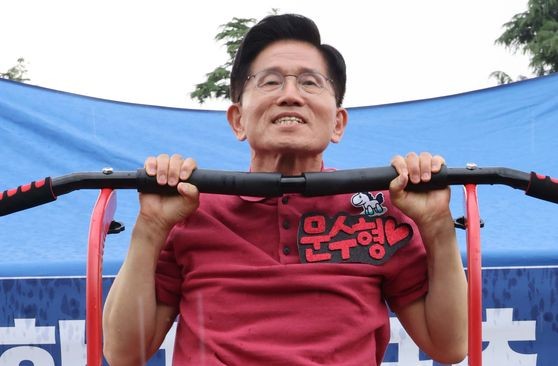김문수 국민의힘 대선후보가 28일 오후 경북 경산시 영남대학교 축제 현장을 방문해 턱걸이를 하고 있다. 김 후보는 사전투표 하루 전인 이날 영남을 돌며 지지를 호소했다. 임현동 기자
