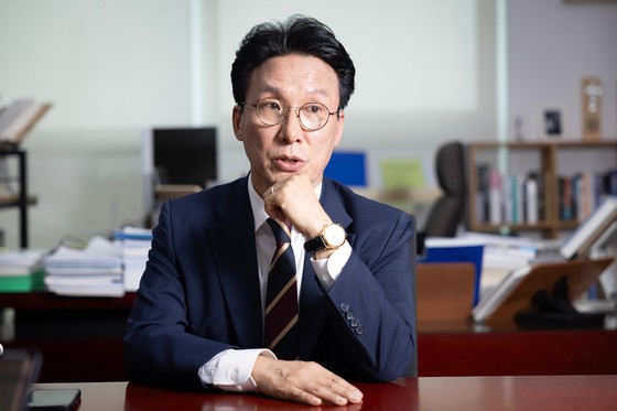 김민석 더불어민주당 상임선대위원장은 이재명 정부 출범 시 최우선 과제로 "K-민주주의와 한류 확산, 대미 관세협상 마무리" 등을 꼽았다. 28일 오전 서울 여의도 국회 의원회관에서 중앙일보와 인터뷰를 하는 모습. 전