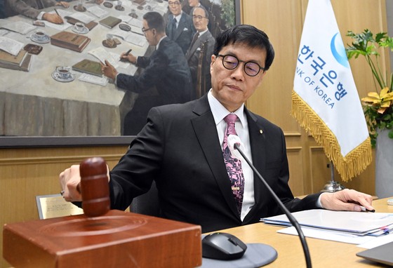 이창용 한국은행 총재가 29일 서울 중구 한국은행에서 열린 금융통화위원회에서 의사봉을 두드리고 있다. 연합뉴스