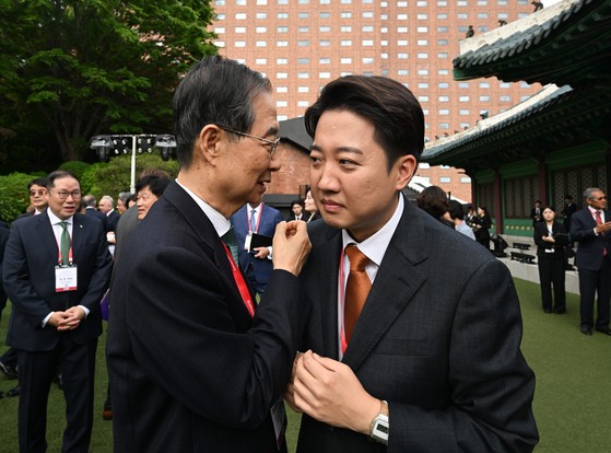 지난 21일 서울 신라호텔에서 열린 제16회 조선일보 아시안리더십콘퍼런스(ALC)에서 한덕수 전 국무총리와 이준석 개혁신당 대선 후보가 대화하고 있는 모습. 지난 11일 대선후보직을 사퇴한 뒤 한 전 총리의 유일한 