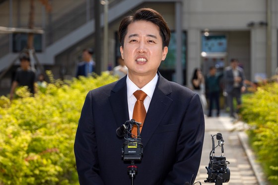 이준석 개혁신당 대통령 후보가 제21대 대통령선거 사전투표 첫날인 29일 오전 경기 화성시 동탄9동 행정복지센터에서 투표를 마친 뒤 취재진 질문에 답하고 있다. 뉴스1