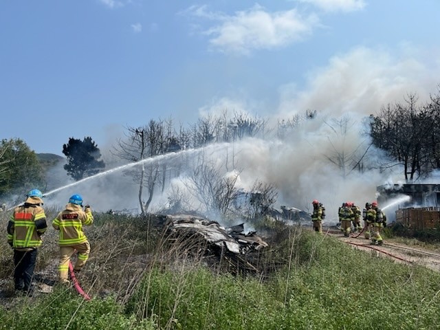 29일 오후 1시 35분쯤 경북 포항 남구 동해면 야산에 해군 해상 초계기(P-3C)가 추락해 출동한 소방관이 진화작업을 벌이고 있다. 뉴스1