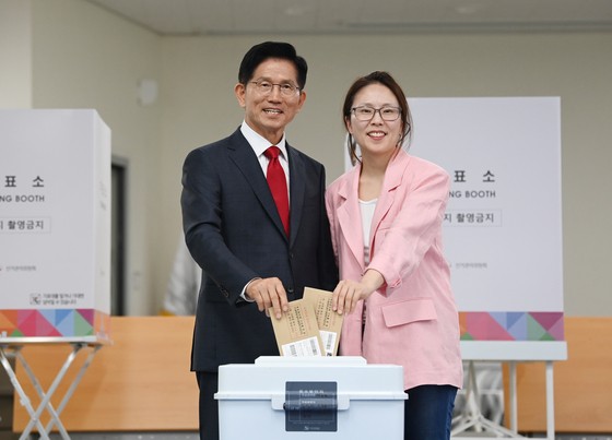 김문수 국민의힘 대선후보가 외동딸 동주씨와 함께 29일 오전 인천 계양1동 주민센터에서 제21대 대통령 선거 사전투표를 하고 있다. 임현동 기자
