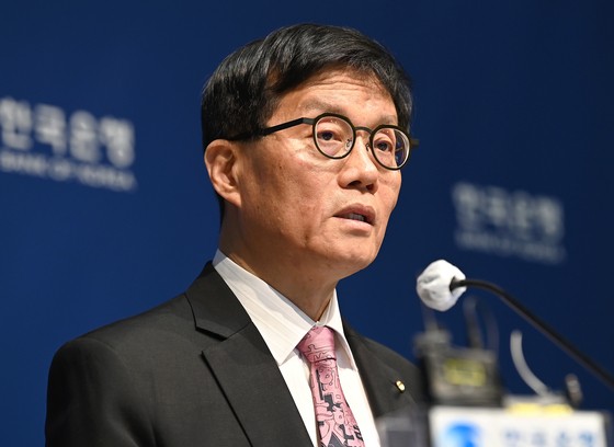이창용 한국은행 총재가 29일 서울 중구 한국은행에서 열린 금통위 금리 결정에 대한 기자간담회에서 발언하고 있다. 뉴스1