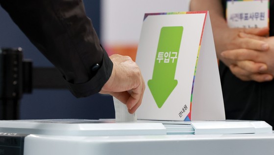 사전투표소에서 한 유권자가 소중한 한 표를 행사하고 있다. 뉴스1