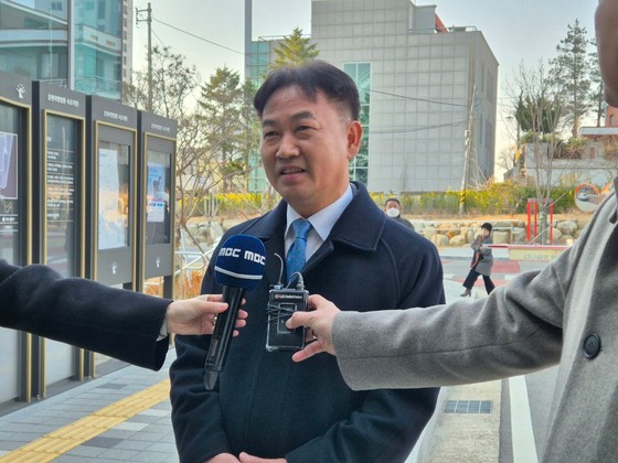 성폭력범죄의 처벌 등에 관한 특례법상 촬영물 등 이용 협박 혐의를 받는 박봉균 양양군의원. 뉴스1