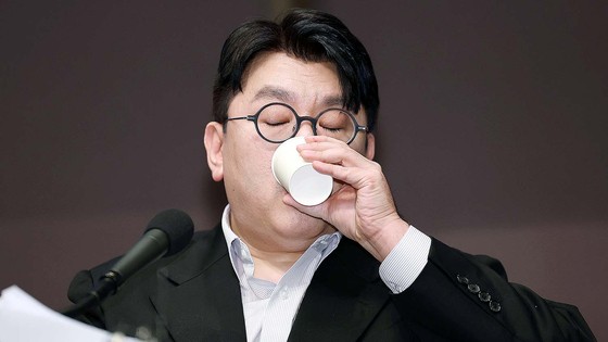방시혁 하이브 의장이 지난 2023년 15일 오전 서울 중구 프레스센터에서 관훈클럽 주최로 열린 관훈포럼에서 물을 마시고 있다. 연합뉴스