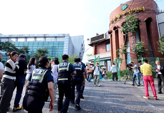 제21대 대통령선거 사전투표 첫날인 지난 29일 기표소밖 투표용지 반출사고가 발생한 서울 서대문구 구신촌동주민센터에서 경찰들이 이동하고 있다. 장진영 기자