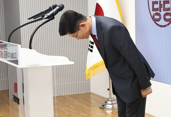 김문수 국민의힘 대선후보가 30일 서울 여의도 국민의힘 당사에서 대국민 호소문을 발표한 뒤 인사하고 있다. 임현동 기자