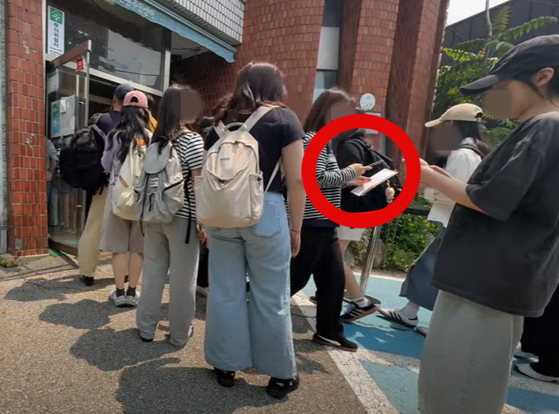 중앙선거관리위원회가 29일 투표용지 반출 논란에 대국민 사과를 했지만, 제21대 대통령 선거 사전투표 이틀날에도 관리 부실 문제가 이어졌다. 지난 29일 유권자들이 사전투표소가 설치된 옛 신촌동 주민센터에 대기하는 