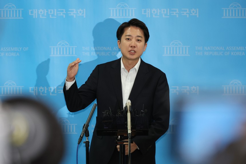 개혁신당 이준석 대선 후보가 30일 서울 여의도 국회 소통관에서 긴급 기자회견을 마친 뒤 취재진의 질문에 답하고 있다. 연합뉴스