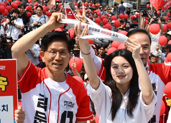 김문수 국민의힘 대선 후보가 30일 충북 충주시 젊음의 거리에서 열린 유세에서 '충주 항공물류 허브공항 유치' 라고 적힌 비행기 모형을 받고 있다. 임현동 기자