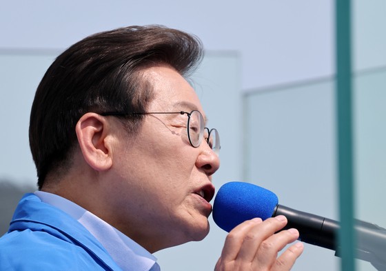 이재명 더불어민주당 대선 후보가 30일 오후 강원도 춘천시 춘천역광장에서 유세하고 있다. 김성룡 기자