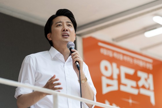 이준석 개혁신당 대통령 후보가 제21대 대통령선거 사전투표 둘째 날인 30일 오후 서울 마포구 경의선숲길에서 지지를 호소하고 있다. 뉴스1