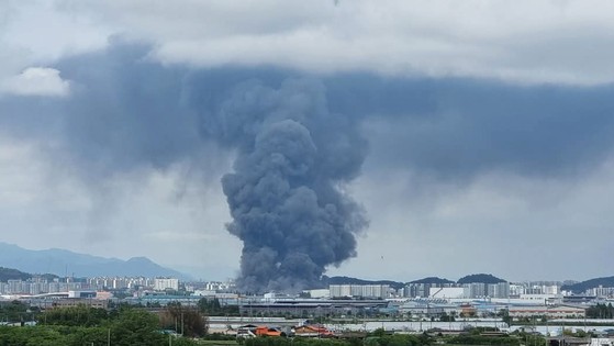 지난 17일 오후 전남 나주시 산포면 한 주택에서 금호타이어 광주공장 화재로 인한 검은 연기가 보이고 있다. 이날 오전 7시11분께 발생한 화재가 11시간 넘게 이어지면서 분진 피해 등 공장 일대 2차 피해가 발생하