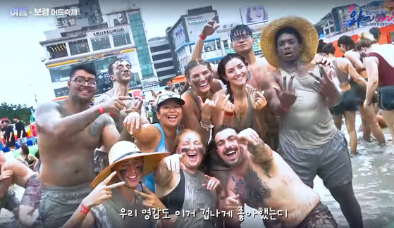 충남 방문의 해를 맞아 홍성군 광천읍 상담마을 할머니들이 구수한 충청도 사투리로 관광지를 소개하는 홍보 영상을 촬영했다. [사진 충남도]
