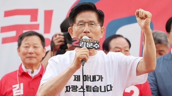 김문수 국민의힘 대선후보가 지난 30일 강원 원주시 문화의거리에서 유세를 하고 있다. 연합뉴스