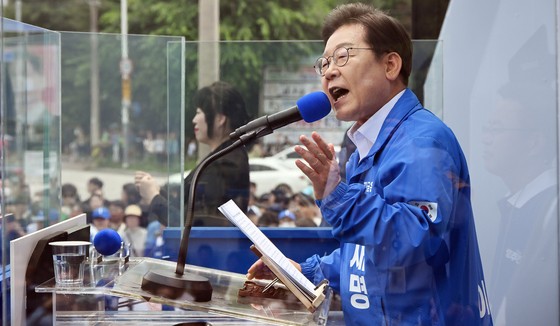 이재명 더불어민주당 대선 후보가 대선을 사흘 앞둔 31일 경기 평택시 배다리생태공원에서 유권자들에게 지지를 호소하고 있다. 김성룡 기자