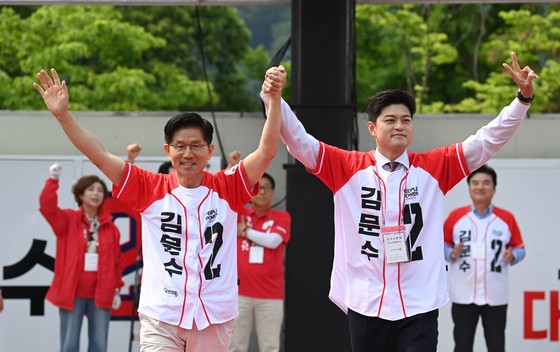 김문수 국민의힘 대선후보와 김용태 비상대책위원장이 30일 오전 경기 가평군 청평시계탑 광장에서 열린 “쉼없이 국민 속으로" 가평군 유세에서 시민들에게 지지를 호소하고 있다. 임현동 기자