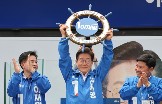 이재명 더불어민주당 대선 후보가 31일 경기도 평택시 배다리 생태공원 앞에서 열린 유세에서 선물 받은 조타기를 들어보이고 있다. 김성룡 기자