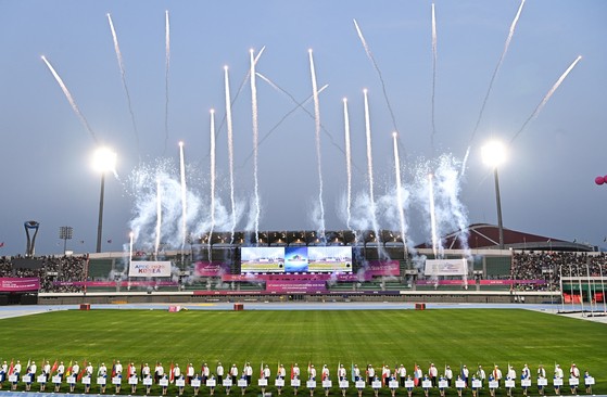 지난 27일 열린 아시아육상경기선수권대회 개막 선언과 함께 축하 불꽃이 터지고 있다. 뉴스1